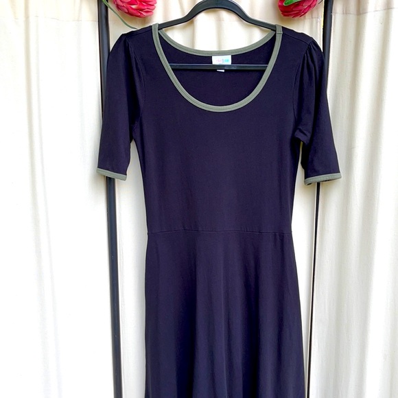 ❗️SOLD❗️EUC- LULAROE BLACK W/GREEN TRIM FLARED MAXI DRESS - Picture 2 of 14